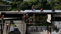 Pekerja melakukan perbaikan halte yang rusak. Menteri PU Dody Hanggodo mengatakan, pihaknya akan mendorong percepatan dari proses perbaikan infrastruktur yang rusak tersebut. Hal ini sesuai dengan arahan Presiden Prabowo Subianto.