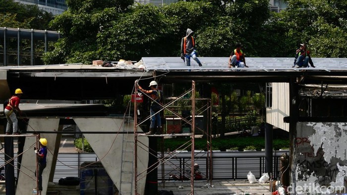 Pemerintah Siapkan Rp 900 Miliar untuk Perbaiki Fasilitas Publik Rusak Akibat Demo Pekerja melakukan perbaikan Halte Senayan Bank DKI yang rusak dibakar massa pada kerusuhan pekan lalu, Jakarta, Jumat (5/9/2025).
