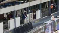 Pekerja melakukan perbaikan halte yang rusak. Kriteria kerusakan fasilitas publik mulai dari ringan, sedang hingga berat. Pendataan tentang kerusakan bangunan sudah dilakukan dan telah dibahas dalam rapat terbatas bersama Presiden Prabowo Subianto.