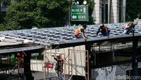 Pekerja melakukan perbaikan halte yang rusak. Menteri PU Dody Hanggodo mengatakan, kerusakan infrastruktur imbas demo terjadi setidaknya di 19 provinsi. Beberapa infrastruktur yang disoroti Dody dengan kerusakan paling parah antara lain seperti Gedung DPRD Makassar dan Gedung Grahadi Surabaya.