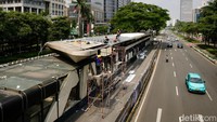 Pekerja melakukan perbaikan halte yang rusak. Setidaknya ada sebanyak 22 halte yang rusak imbas peristiwa demo pekan lalu. Bahkan beberapa Halte TJ dibakar massa, beberapa di antaranya hangus terbakar hingga tak dapat dipergunakan. Sedangkan untuk JPO sendiri, yang dalam kondisi cukup parah antara lain JPO Senen dan JPO Polda Metro Jaya.