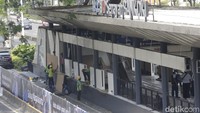Pekerja melakukan perbaikan halte yang rusak. Di sisi lain, anggaran Rp 900 miliar milik Kementerian PU juga akan dialokasikan untuk membantu memperbaiki kerusakan di Jakarta. Perbaikan ini antara lain seperti Halte Bus TransJakarta hingga Jembatan Penyeberangan Orang (JPO).