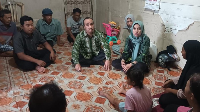 Pemkab Rejang Lebong saat menjenguk korban gigitan HPR.