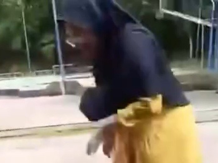 Tangkapan layar wanita diduga menganiaya siswi SMA karena dugaan perselingkuhan di Karimuan