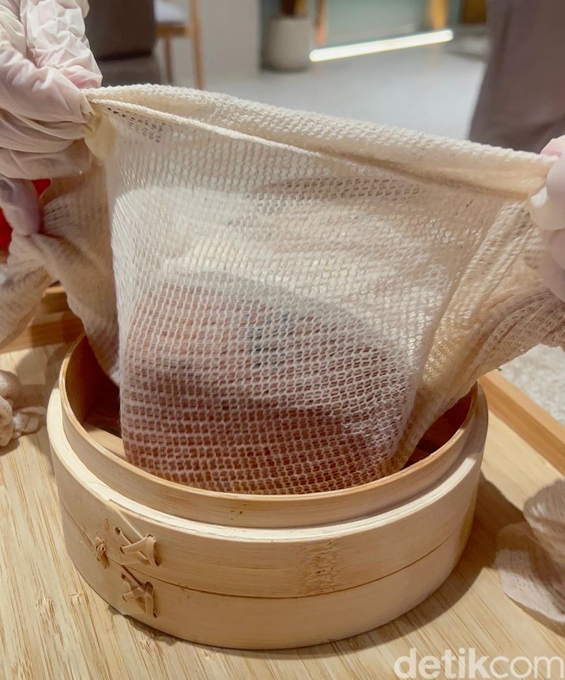 Penyajian roti kukus di Mil Toast House yang berbalut kain dan disajikan dalam bamboo steamer.