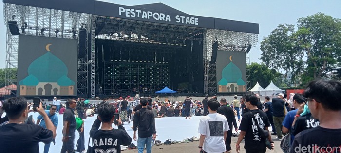 Suasana salat jum'at bareng di Pestapora 2025.