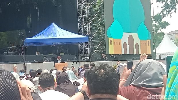 Suasana salat jum'at bareng di Pestapora 2025.