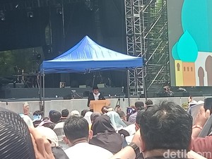 Doa Rhoma Irama untuk Pemimpin Bangsa Saat Khotbah Salat Jumat di Festival Musik