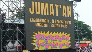 Gak cuma nyaksiin penampilan para musisi, mereka juga sempat diimamin langsung sama H Rhoma Irama. Ahsan Nurrijal/detikpop