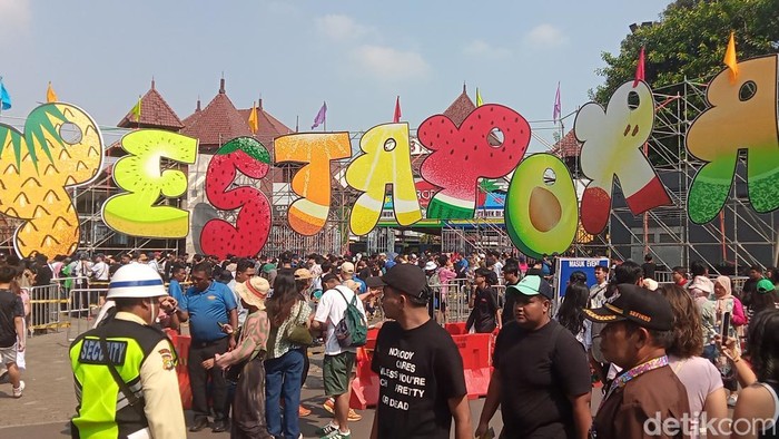 Suasana para pengunjung di Pestapora 2025.