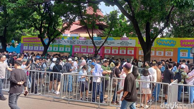 Suasana para pengunjung di Pestapora 2025.