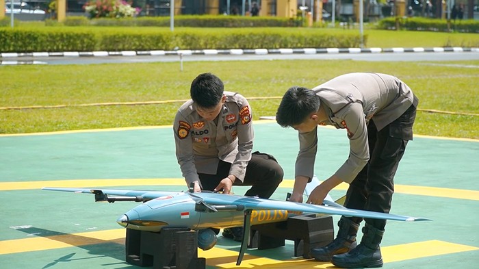 Polda Riau menggunakan drone untuk memantau aktivitas PETI di Sungai Kuantan, Kuantan Singingi, Jumat (5/9/2025).