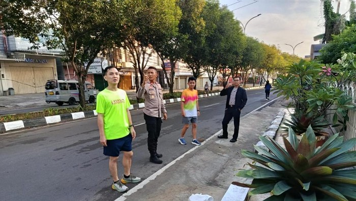 Polisi mengecek lokasi TKP korban meninggal saat lari