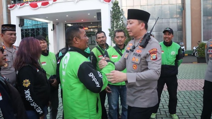 Polres Metro Tangerang Selatan (Tangsel) menggelar doa bersama dengan komunitas ojek online (ojol), Kamis (4/9/2025). Kegiatan ini digelar untuk mendoakan pengemudi ojol Affan Kurniawan yang tewas terlindan kendaraan taktis (rantis) Brimob.
