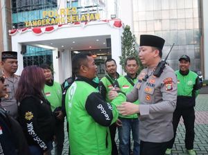 Polres Tangsel Doa Bersama untuk Affan, Bagikan Helm-Sembako ke Ojol
