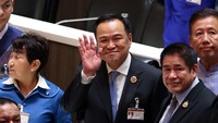 Perebutan kekuasaan yang dramatis telah terjadi di Thailand sejak pemecatan Perdana Menteri Paetongtarn Shinawatra oleh pengadilan pada Jumat lalu (298). Pheu Thai, partai penguasa yang telah lama dominan dari dinasti politik miliarder Shinawatra, berusaha keras untuk menghindari kejatuhan yang memalukan. Foto: REUTERS/Chalinee Thirasupa