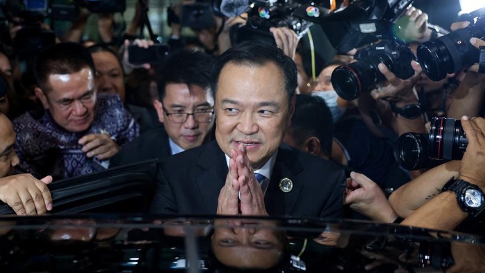 Bhumjaithai Party leader Anutin Charnvirakul reacts next to members of the media after he was elected Thailand's new prime minister at the parliament, following the Constitutional Court's removal of Prime Minister Paetongtarn Shinawatra from office for an ethics violation, in Bangkok, Thailand, September 5, 2025. REUTERS/Chalinee Thirasupa