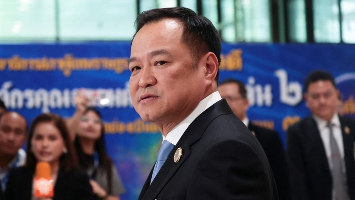 Bhumjaithai Party leader and prime ministerial candidate Anutin Charnvirakul arrives at the parliament ahead of the vote for a new prime minister, following the Constitutional Courts removal of Prime Minister Paetongtarn Shinawatra from office for a