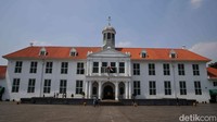 Tampak luar Museum Fatahillah, saat menjelang sore, halaman museum akan menjadi semakin ramai.