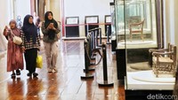 Pengunjung memasuki bangunan bersejarah peninggalan era kolonial Belanda. Museum Fatahillah menyimpan perjalanan panjang Jakarta dari masa ke masa.