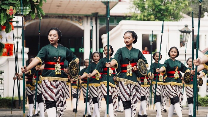 Potret prajurit wanita Keraton Jogja bernama Prajurit Langenkusuma dalam Garebeg Mulud Dal 1959. Foto diunggah Jumat (5/9/2025).