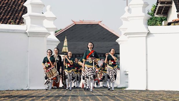 Potret prajurit wanita Keraton Jogja bernama Prajurit Langenkusuma dalam Garebeg Mulud Dal 1959. Foto diunggah Jumat (5/9/2025).
