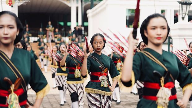 Potret prajurit wanita Keraton Jogja bernama Prajurit Langenkusuma dalam Garebeg Mulud Dal 1959. Foto diunggah Jumat (5/9/2025).