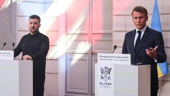 Ukraines President Volodymyr Zelensky (L) and Frances President Emmanuel Macron (R) speak during a press conference following the Coalition of the Willing Summit, at the Elysee presidential Palace, in Paris, on September 4, 2025. European leaders and Ukrainian President Volodymyr Zelensky meet in Paris on September 4, 2025, in a new effort to pile pressure on Russias President Vladimir Putin after he vowed Russia will fight on in Ukraine if no peace deal is reached. (Photo by Ludovic MARIN / POOL / AFP)