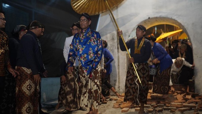 Prosesi Jejak Banon saat Hajad Dalem Sekaten, Kamis (4/9/2025) malam. Prosesi ini dilakukan setiap delapan tahun atau sewindu sekali.