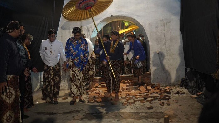 Prosesi Jejak Banon saat Hajad Dalem Sekaten Prosesi Jejak Banon saat Hajad Dalem Sekaten, Kamis (4/9/2025) malam. Prosesi ini dilakukan setiap delapan tahun atau sewindu sekali.