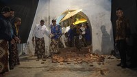 Prosesi ini sebagai penutup Hajad Dalem Sekaten memperingati Hari Kelahiran Nabi Muhammad SAW. Maulid Nabi Muhammad SAW jatuh pada 12 Rabiulawal 1447 H atau pada penanggalan Jawa jatuh 12 Mulud Dal 1959. Lantaran bertepatan dengan Tahun Dal, digelar prosesi Jejak Banon. (Foto: dok. Humas Pemda DIY)