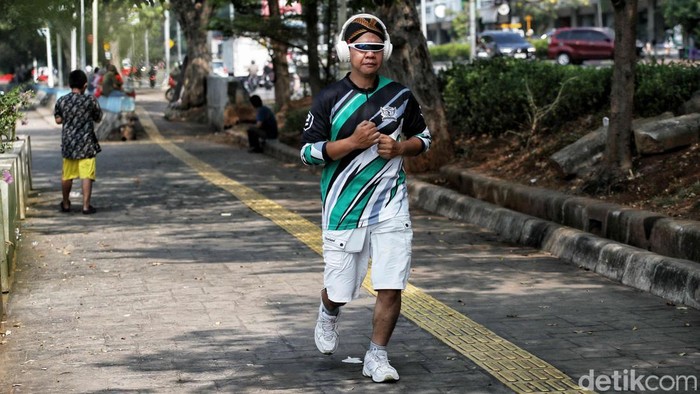 Warga berolahraga pagi di jogging track Waduk Sunter, Jakarta Utara, Jumat (5/9/2025). Kawasan ini ramai dikunjungi saat libur Maulid Nabi Muhammad SAW.