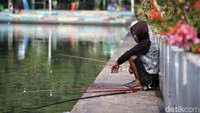 Ada juga warga yang mancing di waduk tersebut. Detikers ke mana nih isi liburan?
