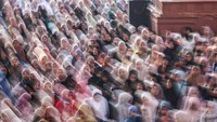 Umat Islam khusyuk mengikuti kajian dan lantunan selawat dalam peringatan Maulid Nabi Muhammad SAW di halaman Masjid Agung Jawa Tengah. Foto: ANTARA FOTO/Makna Zaezar