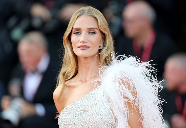 Rosie hadir di karpet merah dengan gaya yang sangat kontras dengan nuansa gotik film Frankenstein.  Foto: Getty Images/Vittorio Zunino Celotto