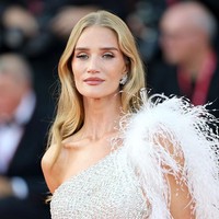 Rosie hadir di karpet merah dengan gaya yang sangat kontras dengan nuansa gotik film Frankenstein.  Foto: Getty Images/Vittorio Zunino Celotto