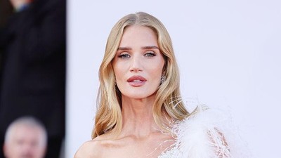 Rosie Huntington-Whiteley Pamer Perut Rata di Red Carpet Festival Film Venice