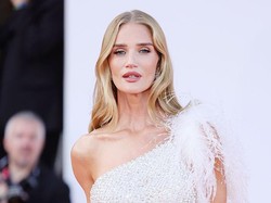 Rosie Huntington-Whiteley Pamer Perut Rata di Red Carpet Festival Film Venice