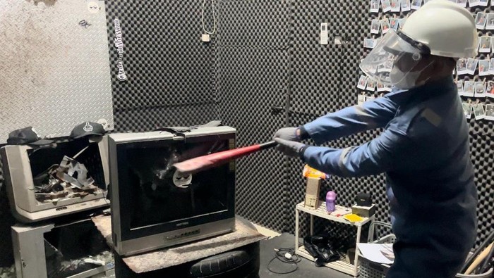 Ruang pelampiasan kemarahan atau rage room di Mojokerto bertajuk Sedekahin Stressmu.