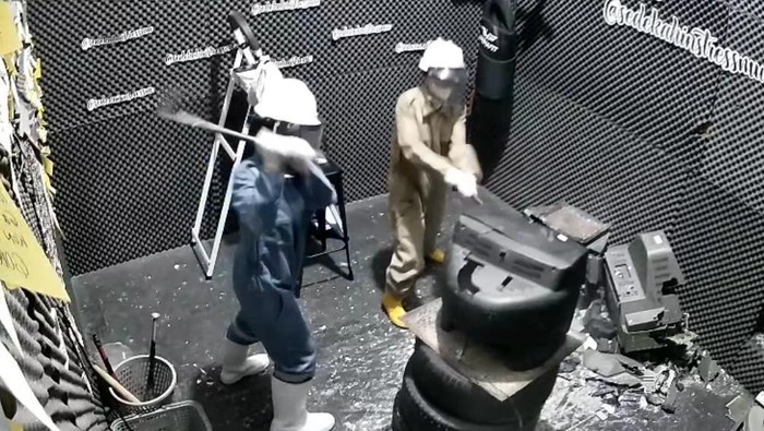 Ruang pelampiasan kemarahan atau rage room di Mojokerto bertajuk Sedekahin Stressmu.