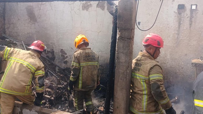 Rumah di Desa Wadung Getas, Kecamatan Wonosari, Klaten terbakar, Jumat (5/9/2025).