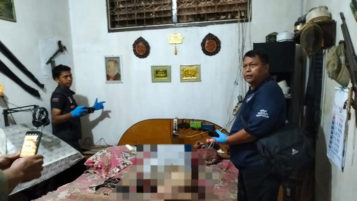 Saat pihak kepolisian mengevakuasi jenazah korban ke RS Bhayangkara Palembang