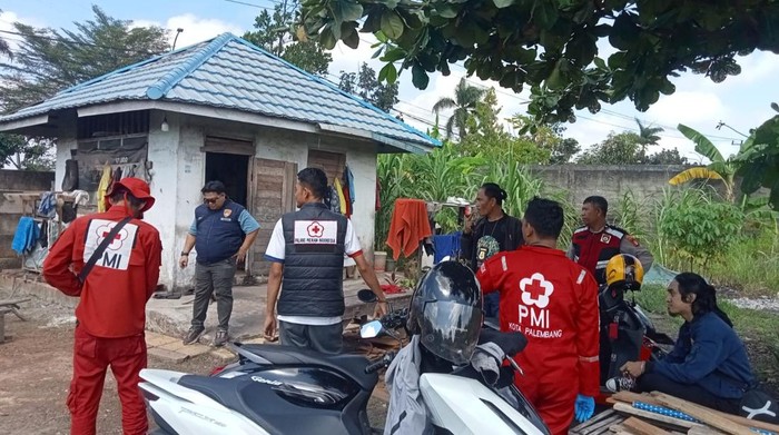 Saat pihak kepolisian mengevakuasi korban ke Rumah Sakit Bhayangkara Palembang