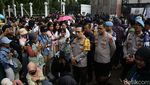 Saat Polisi Membaur Bersama Peserta Aksi 17+8 Tuntutan di DPR