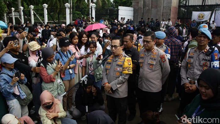 Saat Polisi Membaur Bersama Peserta Aksi 17+8 Tuntutan di DPR Aparat kepolisian terlihat membaur Bersama para peserta Aksi Piknik Nasional Rakyat di depan Kompleks Parlemen Senayan, Jakarta, Jumat (5/9/2025). Terlihat petugas berseragam coklat tersebut membagikan minuman dan makanan serta sebagian mengenakan peci hitam. Aksi damai yang diikuti mahasiswa dan sejumlah elemen masyarakat tersebut dilakukan untuk menagih 17+8 poin tuntutan rakyat kepada Dewan Perwakilan Rakyat.