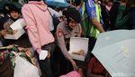 Saat Polisi Membaur Bersama Peserta Aksi 17+8 Tuntutan di DPR