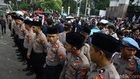 Tampak pula sejumlah polisi mengenakan peci hitam.