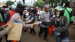 Saat Polisi Membaur Bersama Peserta Aksi 17+8 Tuntutan di DPR