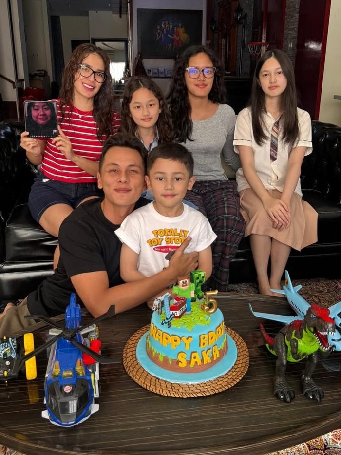 Sakalingga Ibra Pratama Sakalingga Ibra Pratama, anak Andhika Pratama dan Ussy ulang tahun ke-5.