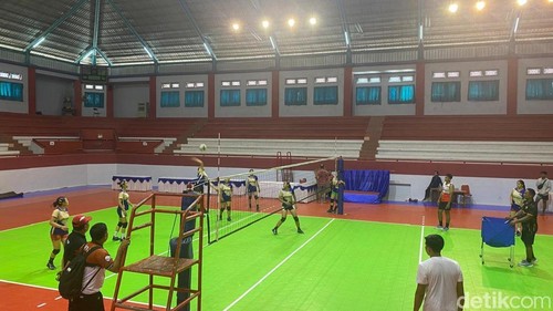 Salah satu tim voli saat uji coba lapangan di GOR Gunung Agung, Amlapura, Jumat (5/9/2025) (I Wayan Selamat Juniasa)